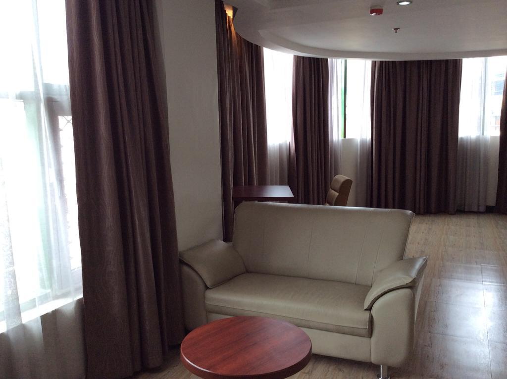 Cherry Midtown Hotel Olongapo Chambre photo